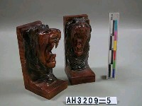 藏品(木製老虎書架)的圖片